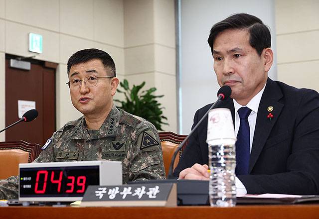 ▲ 지난해 12월 5일 국회에서 열린 국방위에 출석한 김선호(오른쪽) 국방부 차관과 박안수 육군참모총장. ⓒ연합뉴스