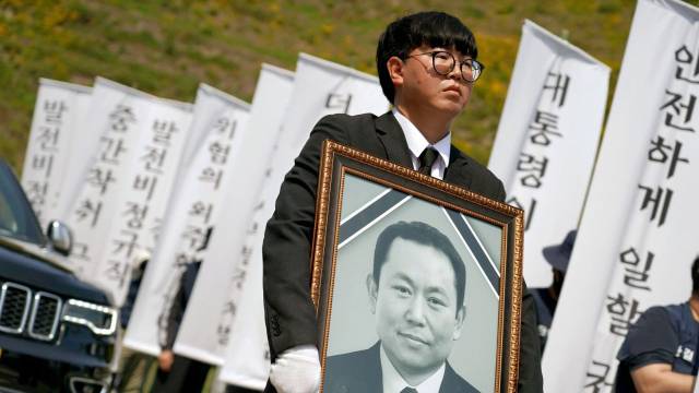 ▲6월 18일 고 김충현노동자 영결식이 고 김충현 비정규직노동자 사망사고 대책위 주최로 열렸다. 김영훈 한전KPS비정규직지회장이 영정사진을 들고 사고 현장 앞을 행진하고 있다. ⓒ대책위