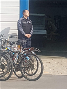 ▲작업장 밖에서 햇볕을 쬐고 있는 김충현 씨. 동료 직원이 찍었다. ⓒ대책위