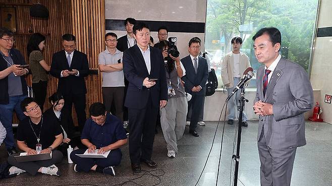 청문회 준비 사무실에 첫 출근을 하며 기자들과 문답을 하는 안규백 국방장관 후보자