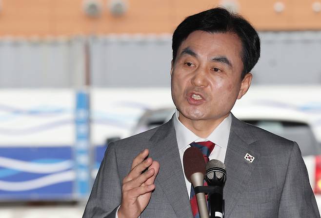 안규백 국방부 장관 후보자가 27일 서울 용산구 육군회관에 마련된 인사청문회 준비사무실로 들어서며 취재진의 질문에 답하고 있다. 연합뉴스