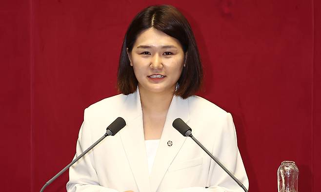 손솔 진보당 의원이 27일 서울 여의도 국회에서 열린 본회의에서 인사말을 하고 있다. 뉴스1