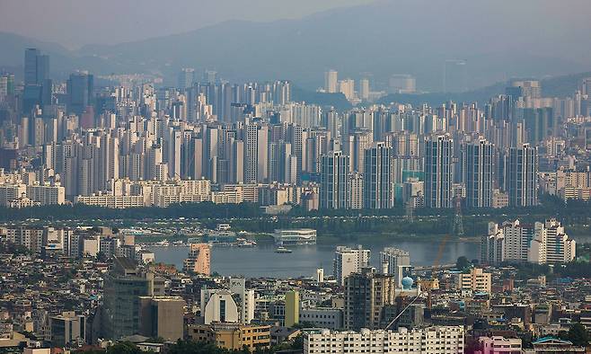 27일 서울 중구 남산에서 서울시내 아파트가 보이고 있다. 뉴시스