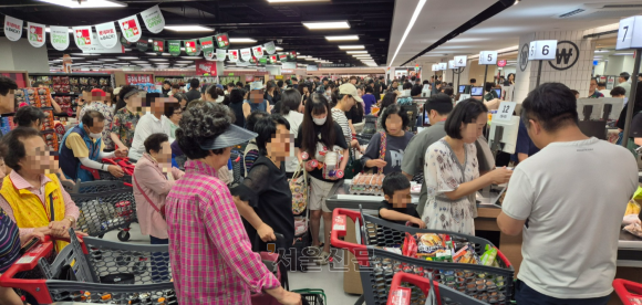 26일 경기 구리시 인창동에 있는 롯데마트 ‘그랑그로서리 구리점’에 몰려든 고객들로 계산대 앞이 크게 북적이고 있다.