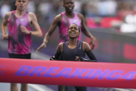 페이스 키프예곤이 27일(한국시간) 프랑스 파리 스타드 샤를레티에서 열린 ‘브레이킹4’ 이벤트 대회에서 1마일(약 1609m)을 4분06초42 기록으로 완주하고 있다. 파리 AP 연합뉴스