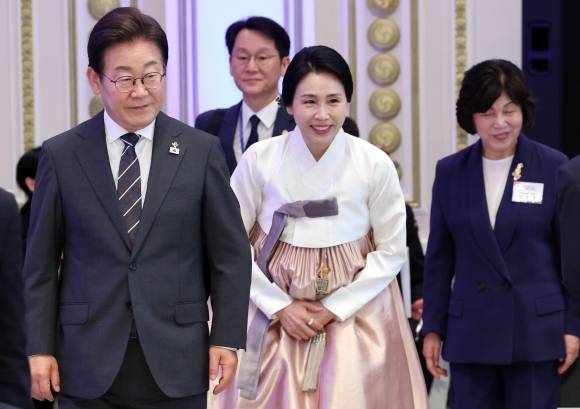 이재명 대통령과 부인 김혜경 여사가 27일 청와대 영빈관에서 열린 ‘호국보훈의 달, 대통령의 초대’ 행사에 입장하고 있다. 대통령실 제공