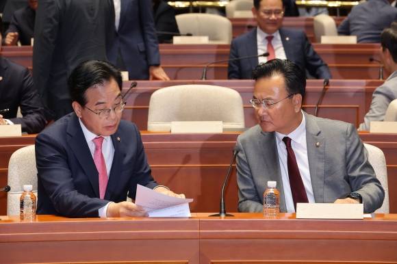 대화 나누는 송언석 원내대표-유상범 부대표 - 국민의힘 송언석 원내대표(왼쪽)와 유상범 원내수석부대표가 26일 국회에서 열린 의원총회에 참석해 대화를 나누고 있다. 연합뉴스