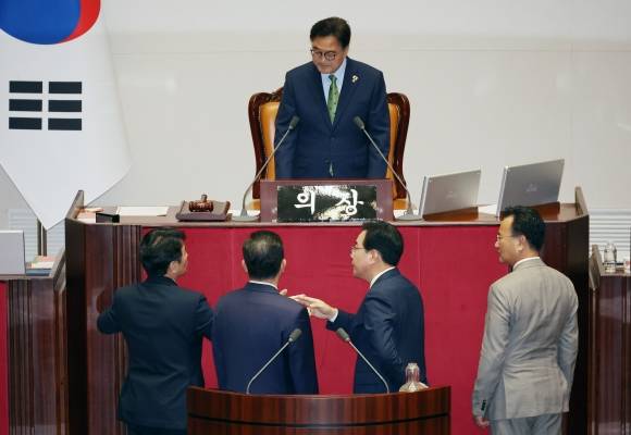 국회의장과 여야 - 27일 국회 본회의장에서 더불어민주당 문진석 원내수석부대표, 김병기 당대표 직무대행 겸 원내대표, 국민의힘 송언석 원내대표, 유상범 원내수석부대표가 대화하고 있다. 연합뉴스
