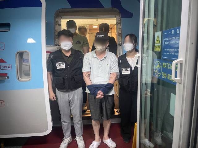 국내 시중은행에서 대출 업무를 담당하며 11억원을 빼돌린 뒤 해외로 도주한 50대가 18년 만에 국내로 강제 송환됐다. 경찰청은 횡령사범, 온라인 도박사이트 운영자 등 2명을 필리핀 현지에서 검거해 27일 오전 강제 송환했다고 밝혔다. 사진은 18년 만에 강제 송환된 은행 횡령사범. 사진 제공=경찰청