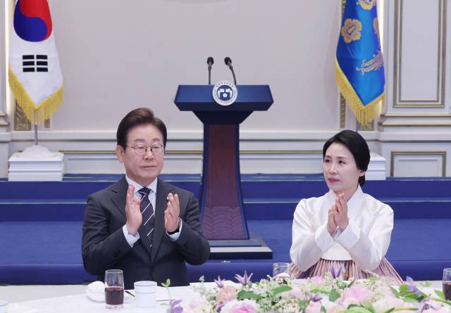 이재명 대통령과 김혜경 여사가 27일 청와대 영빈관에서 열린 '호국 보훈의 달, 대통령의 초대' 행사에서 박수치고 있다. 연합뉴스