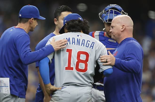 지난달 5일 밀워키전서 햄스트링 부상으로 고통스러워 하는 이마나가 쇼타. AP연합뉴스