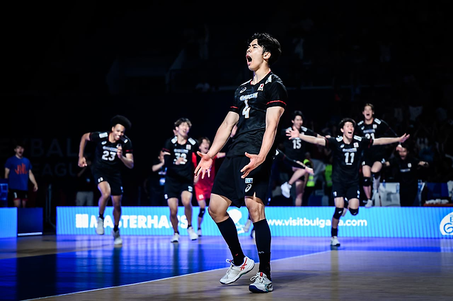 일본 남자 배구대표팀 선수들이 27일 VNL에서 프랑스를 꺾은 뒤 환호하고 있다. FIVB 홈페이지