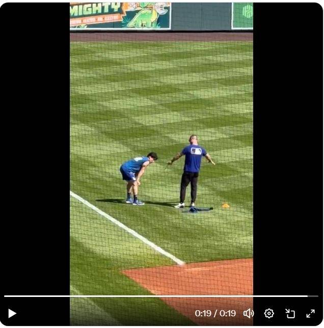 27일 쿠어스필드에 가장 먼저 나와 트레이너와 함께 홀로 훈련하는 김혜성(왼쪽).  야나기하라 SNS 캡처