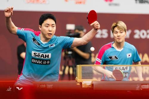 ▲ 한국 남자탁구의 대표 '황금 콤비'로 올라선 임종훈(사진 왼쪽)-안재현(사진 오른쪽) 조는 대회 남자복식 본선 1회전에서 사무엘 워커-펑이신 조를 3-1(11-7 13-15 11-2 11-3)로 일축하고 4강행을 확정했다. ⓒ 연합뉴스