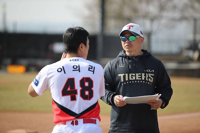 ▲ 이의리와 박창민 코치(사진) ⓒKIA타이거즈