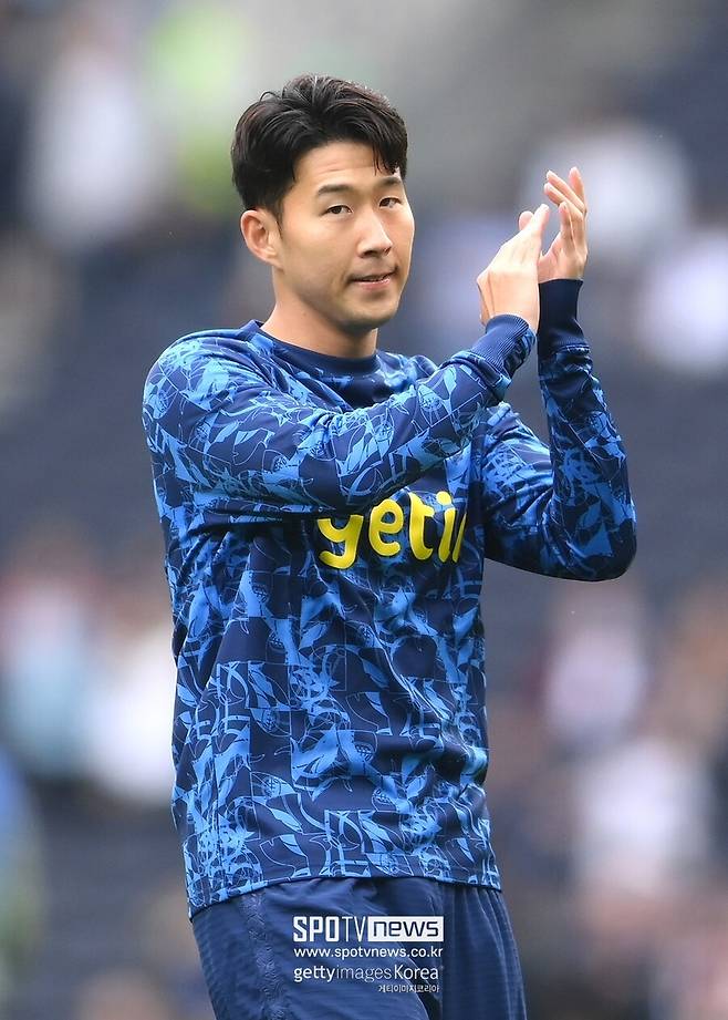 ▲ 풋볼런던은 "새 시즌 원정 유니폼을 발표하는 영상에서 손흥민은 짧게 등장했을 뿐"이라고 했다. 실제로 1분이 조금 넘는 영상에서 가장 먼저 등장하고, 강하게 부각된 건 남자팀의 도미닉 솔란키와 여자팀의 엘라 모리스였다. 손흥민은 마스크를 착용하고 잠깐 미소를 지어보인 게 전부다.