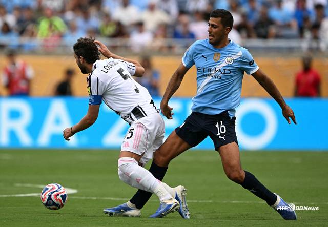 경기에 집중하는 로드리(오른쪽). /AFPBBNews=뉴스1