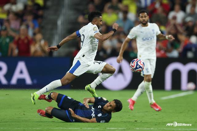 결승골의 주인공 살렘 알 다우사리(왼쪽 흰색 유니폼). /AFPBBNews=뉴스1