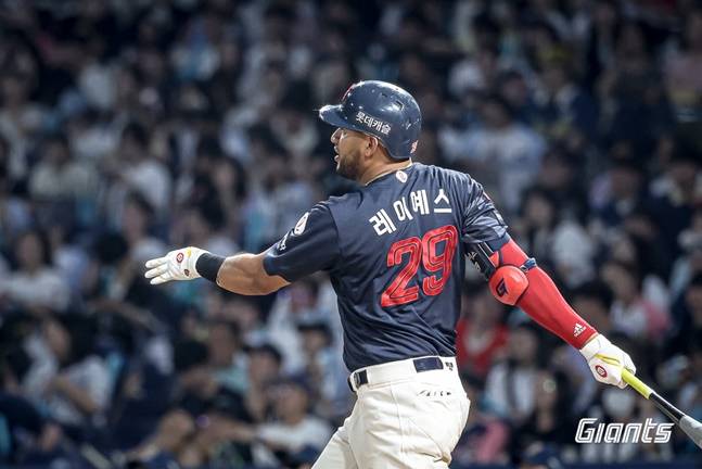 롯데 빅터 레이예스가 26일 창원 NC전에서 5회초 1점 홈런을 터트리고 있다. /사진=롯데 자이언츠 제공