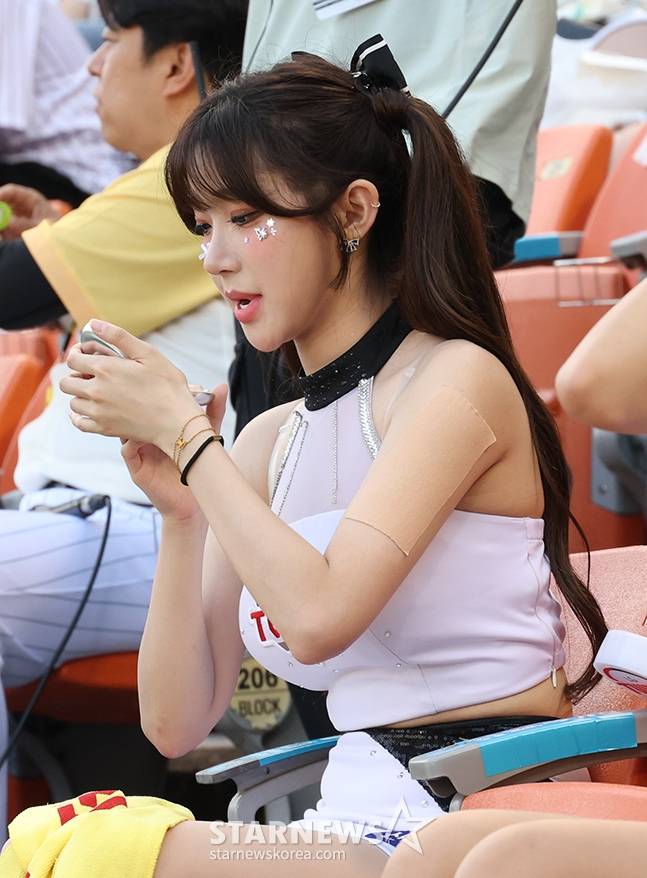 [포토] 이주은 '화장을 고치며 출격 준비'