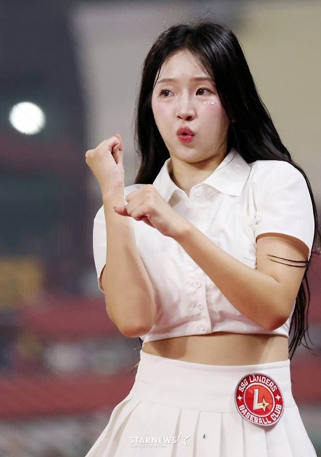 [★한번에 쓱]땀에 흠뻑 '베이비페이스' 드러낸 SSG 이연진