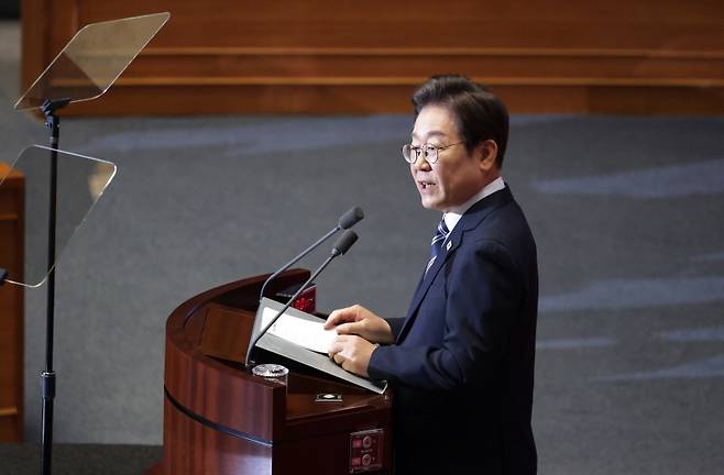 이재명 대통령은 첫번째 부동산 정책의 초점을 대출 규제에 맞췄다. [사진 | 뉴시스]