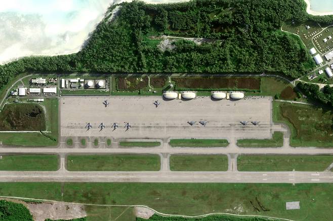 지난 3월 29일(현지시간) 디에고가르시아의 미군기지에 미국의 B-2 스피릿 스텔스 폭격기 4대와 공중급유를 위한 KC-135 스트래토탱커 6대가 대기 중인 모습 / PLANET LABS PBC·AFP연합뉴스