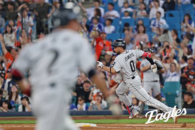 김경문 감독이 이끄는 한화 이글스는 26일 대구삼성라이온즈파크에서 열린 2025 신한 SOL Bank KBO리그 삼성 라이온즈와의 원정경기에서 3-1 역전승을 거뒀다. 한화는 이번 대구 원정 시리즈에서 1승 1패를 기록하며 선두를 유지했다. 루이스 리베라토는 2안타 1타점을 기록하며 팀 승리를 이끌었다. 한화 이글스