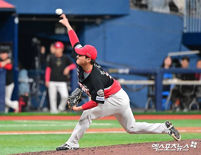 26일 오후 서울 구로구 고척스카이돔에서 열린 '2025 신한 SOL Bank KBO리그' KIA 타이거즈와 키움 히어로즈의 경기, 7회말 KIA 전상현이 공을 힘차게 던지고 있다. 고척, 김한준 기자