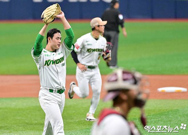 6월 27일 오후 서울 구로구 고척스카이돔에서 열린 2025 신한 SOL Bank KBO리그 삼성 라이온즈와 키움 히어로즈의 경기, 1회초 수비를 마친 키움 정현우가 더그아웃으로 향하고 있다. 엑스포츠뉴스 DB