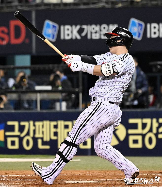 LG 트윈스가 27일 서울 잠실구장에서 2025 신한 SOL뱅크 KBO리그 KIA 타이거즈전을 치러 4대 3으로 승리했다. 이날 승리로 LG는 2연승과 함께 시즌 44승 31패 1무로 한화 이글스와 공동 1위에 올라섰다. LG는 6회 말 박동원의 역전 3점 홈런과 8회 말 문성주의 결승 적시타로 KIA를 꺾었다. 엑스포츠뉴스 DB