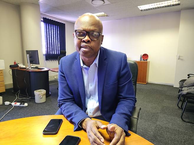 AU 개발기구 NEPAD의 아민 이드리스 아둠 국장 (요하네스버그=연합뉴스) 유현민 특파원 = 지난 6일(현지시간) 남아프리카공화국 하우텡주 미드란드에 있는 아프리카연합(AU) 개발기관 NEPAD 본부에서 한 연합뉴스와 인터뷰에서 아민 이드리스 아둠 국장이 질문에 답하고 있다. 2025.6.27 hyunmin623@yna.co.kr