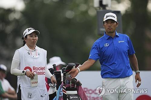 로켓 클래식 1라운드를 치르는 마쓰야마와 캐디 메이 이누이.  [게티이미지/AFP=연합뉴스]