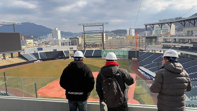 KBO, 대전광역시와 올스타전 성공 개최 위한 협력 다짐 (서울=연합뉴스) KBO가 2025시즌 올스타전의 성공적인 개최를 위해 지난 16일 대전광역시와 대전 신축 야구장에서 미팅을 했다고 17일 밝혔다. KBO와 시 관계자들이 대전 신축 구장을 둘러보고 있다. 2025.1.17 [KBO 제공. 재판매 및 DB 금지] photo@yna.co.kr