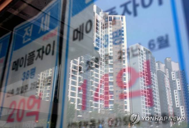 '점점 더 어려워지는 내 집 마련의 꿈', 서울 전세가율 8년여 만에 최저 기록 (서울=연합뉴스) 김도훈 기자 = 최근 급격한 서울 집값 상승으로 서울 평균 전세가율(매매가격 대비 전세가격비율)은 8년여 만에 최저치를 기록한 가운데 23일 서울 시내의 한 부동산에 붙은 전세 매물 안내문에 인근 아파트 모습이 비치고 있다.
    이날 부동산R114가 서울 25개 자치구 아파트 157만가구(임대 제외)의 평균 가격을 표본 삼아 분석한 결과에 따르면 지난달 서울 평균 전세가율은 45.2%로 2017년 1월 이래 최저치를 기록했다. 
    특히 강남 3구(서초37.1%, 송파 38.4%, 강남 39.1%)는 30%대를 기록한 것으로 나타났다. 2025.6.23 superdoo82@yna.co.kr