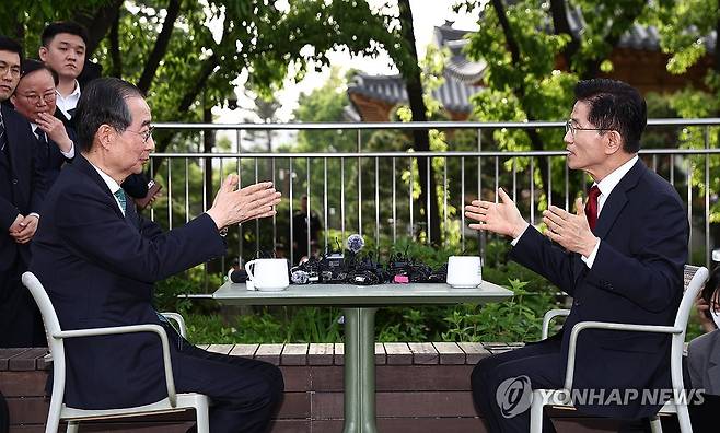 김문수-한덕수 2차 회동 (서울=연합뉴스) 박동주 기자 = 국민의힘 김문수 대선후보와 무소속 한덕수 대선 예비후보가 8일 서울 국회 사랑재에 위치한 커피숍에서 만나 회동하고 있다. 2025.5.8 [공동취재] pdj6635@yna.co.kr