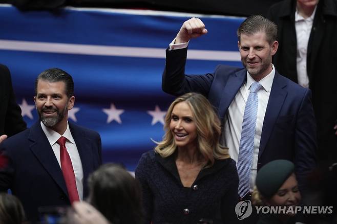 도널드 트럼프 주니어(좌측 첫 번째)와 에릭 트럼프(우측) [AP 연합뉴스 자료사진]