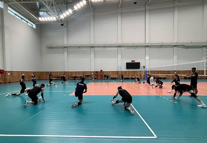 스트레칭하는 여자배구 대표팀 선수들 [대한배구협회 제공. 재판매 및 DB 금지]