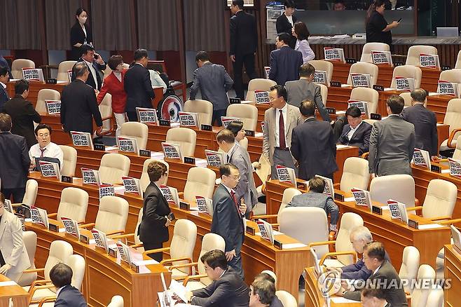 자리에 손팻말 붙여놓고 국민의힘 퇴장 (서울=연합뉴스) 박동주 기자 = 27일 국회 본회의장에서 우원식 국회의장이 입장하자 국민의힘 의원들이 법사위원장을 선출하기로 한 의사일정 강행에 대해 반발하며 퇴장하고 있다. 2025.6.27 pdj6635@yna.co.kr