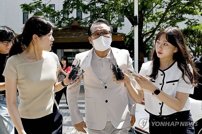 법정 향하는 '건진법사' 전성배 씨 (서울=연합뉴스) 김인철 기자 = 2018년 전국지방선거 공천헌금 의혹 혐의를 받는 '건진법사' 전성배 씨가 23일 서울 양천구 서울남부지방법원에서 열린 정치자금법 위반 혐의 사건 1심 속행 재판에 출석하기 위해 법정으로 향하고 있다. 2025.6.23 [공동취재] yatoya@yna.co.kr