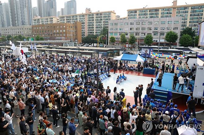 이재명 후보, 서초·강남에서 지지호소 (서울=연합뉴스) 황광모 기자 = 더불어민주당 이재명 대선후보가 29일 서울 서초구 고속버스터미널 앞에서 열린 서초구·강남구 유세에서 지지를 호소하고 있다. 2025.5.29 hkmpooh@yna.co.kr