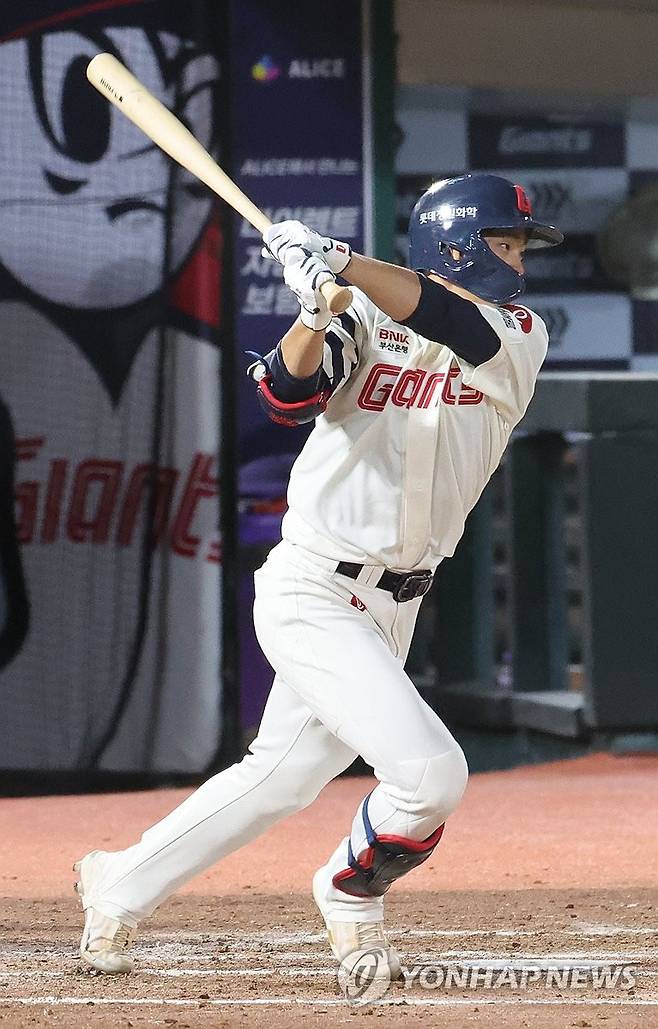 롯데 박찬형 프로 첫 안타 (부산=연합뉴스) 강선배 기자 = 19일 부산 사직야구장에서 열린 프로야구 한화 이글스와 롯데 자이언츠의 경기, 7회 말 2사 1루 롯데 박찬형이 안타를 치고 세리머니 하고 있다. 박찬형은 육성 선수로 입단해 하루 전 1군 엔트리에 이름을 올리며 이날 첫 안타를 쳤다. 2025.6.19 sbkang@yna.co.kr