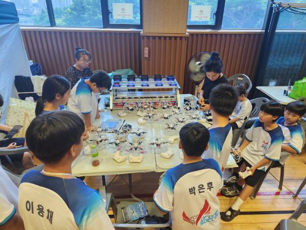 '2025 포항드론페스티벌'이 28일 포항 장량국민체육터에서 개최된 가운데 드론 축구대회에 전략을 짜고 드론을 점검하는 선수들과 코치.서의수 기자