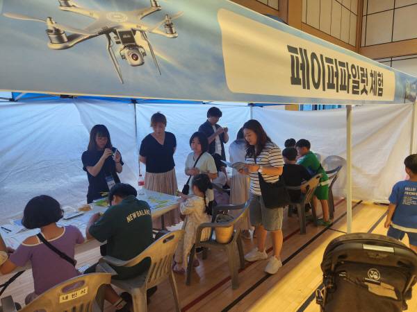 '2025 포항드론페스티벌'이 28일 포항 장량국민체육터에서 개최된 가운데 어린이와 학부모들이 부스에 마련된 페어퍼파일럿 체험을 하고 있다. 서의수 기자