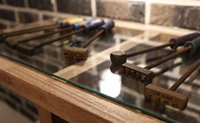 수제화를 만드는 여러 도구. 대구 향촌수제화센터 갈무리.