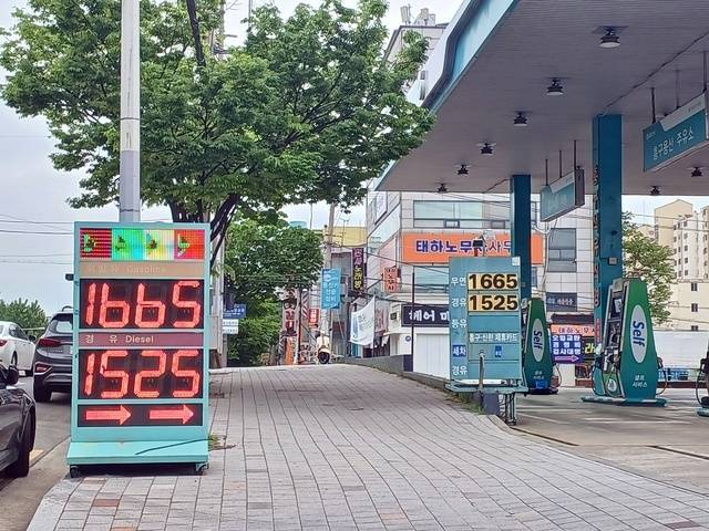 이번 주 국내 주유소 휘발유와 경유의 주간 평균 가격이 2주 연속 상승했다. 대구와 경북지역의 기름 값도 상승세를 이어갔다. 대구일보DB