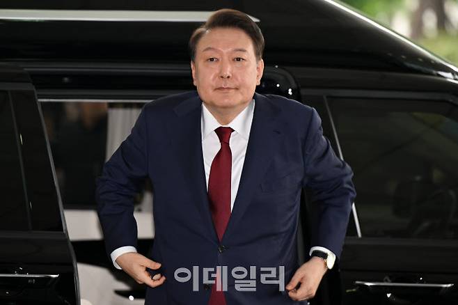 [이데일리 방인권 기자] 윤석열 전 대통령이 28일 오전 대면 조사를 받기 위해 서울 서초구 서울고검에 마련된 내란특검 사무실로 출석하고 있다.