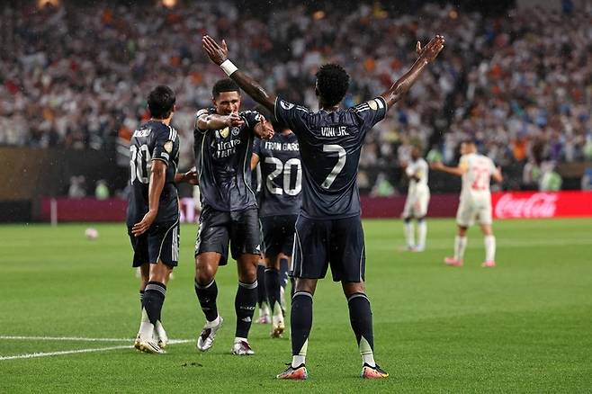 2025년 6월 26일, 미국 필라델피아 링컨 파이낸셜 필드에서 열린 클럽 월드컵 H조 조별리그 경기에서 레알 마드리드의 비니시우스 주니오르(7번)가 선제골을 넣은 뒤 주드 벨링엄(5번)과 함께 골 세리머니를 펼치고 있다.