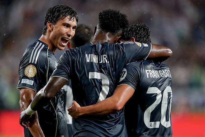 2025년 6월 26일, 미국 펜실베이니아주 필라델피아에서 열린 클럽 월드컵 경기에서 레알 마드리드의 비니시우스 주니오르(가운데)가 선제골을 넣은 뒤 라울 아센시오(왼쪽), 프란 가르시아(오른쪽)와 함께 세리머니를 하고 있다.