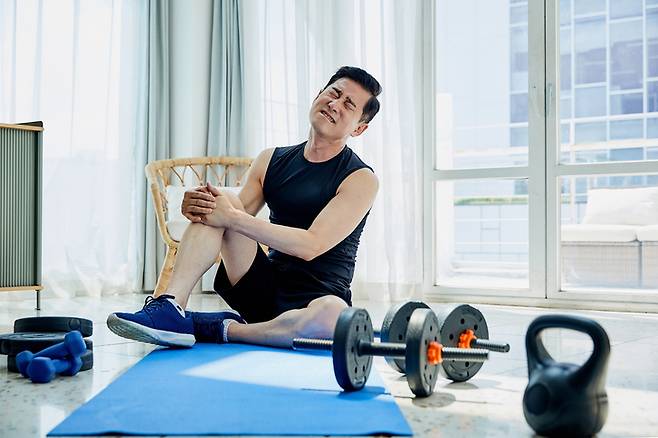 무리해서 피곤한 몸을 이끌고 억지로 운동을 이어가는 것은 독이 될 수 있다. [사진=게티이미지뱅크]